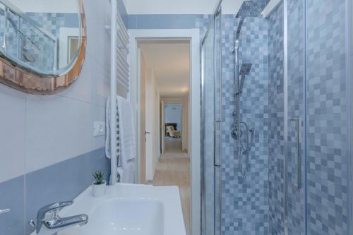 ein Bad mit einer Dusche, einem Waschbecken und einem Spiegel in der Unterkunft Spacious Apartment x5 with two balconies! in Bologna