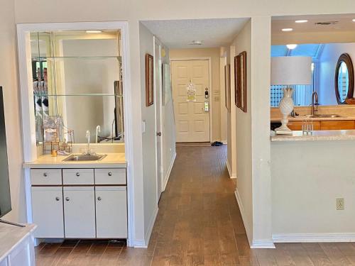 un baño con lavabo y espejo en 5177 Beachwalk, en Destin