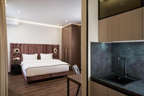 Habitación de hotel con cama y lavabo en BonApart Maidan by UHM, en Kiev