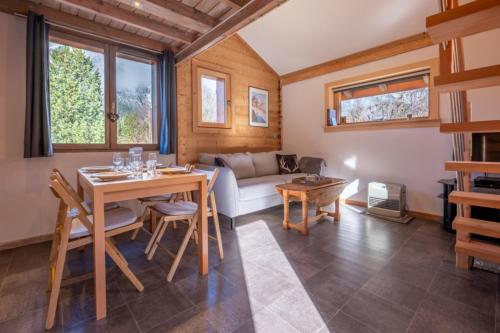 un salon avec une table et un canapé dans l'établissement Charming small chalet with Aiguille du Midi view, à Chamonix-Mont-Blanc