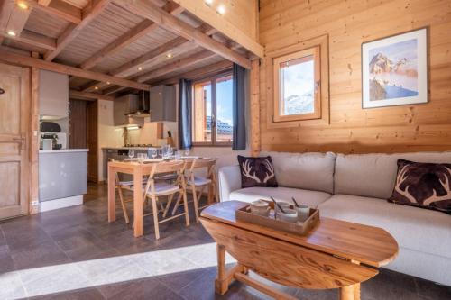 un salon avec un canapé et une table dans l'établissement Charming small chalet with Aiguille du Midi view, à Chamonix-Mont-Blanc