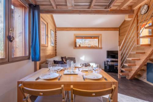une salle à manger avec une table et un escalier dans l'établissement Charming small chalet with Aiguille du Midi view, à Chamonix-Mont-Blanc