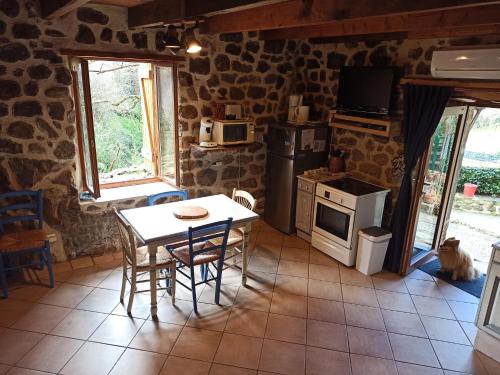 Kuchyňa alebo kuchynka v ubytovaní Gîte le rocher du château de Retourtour