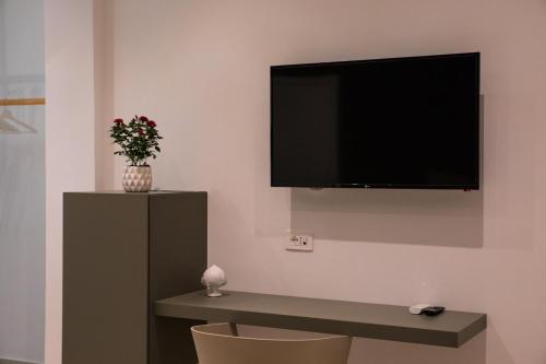 Μια τηλεόραση ή/και κέντρο ψυχαγωγίας στο YOUR HOUSE ROOMS 3