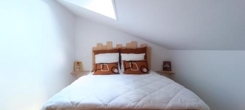 ein Schlafzimmer mit einem Bett im Dachgeschoss in der Unterkunft Semaphore2- Maison au calme - Piscine - La Chaume in Les Sables-dʼOlonne