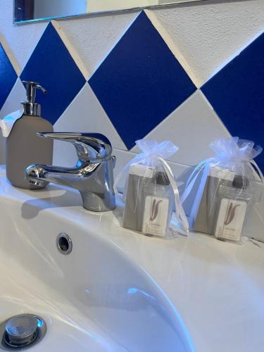 - un lavabo avec un robinet et 2 savon dans l'établissement Rifugio dell'Ulivo near Assisi, à Rivotorto