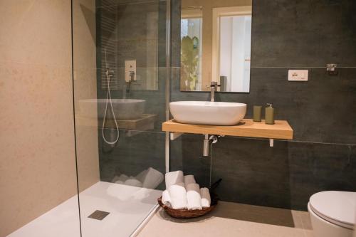 ein Bad mit einem Waschbecken und einer Dusche in der Unterkunft YOUR HOUSE ROOMS 3 in Conversano