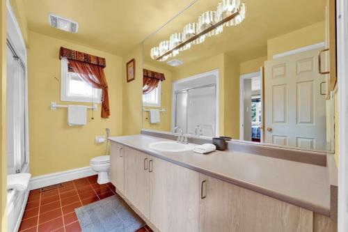 een badkamer met een wastafel, een toilet en een spiegel bij Individual Bedroom - Charming Private Room and Ensuite in Shared Home in Mississauga