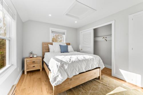 Ένα ή περισσότερα κρεβάτια σε δωμάτιο στο Family Getaway Walkable to Town