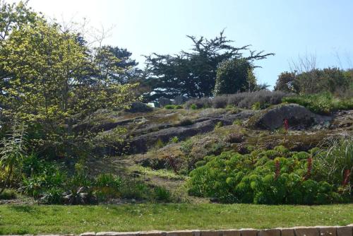 Photo de la galerie de l'établissement Belle villa 4 étoiles avec jardin, WIFI à 600m de la plage à TREGASTEL - Ref 137, à Trégastel