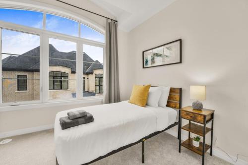 una camera con un letto e una grande finestra di Modern Living in Vaughan - Brand New 3BR House a Vaughan