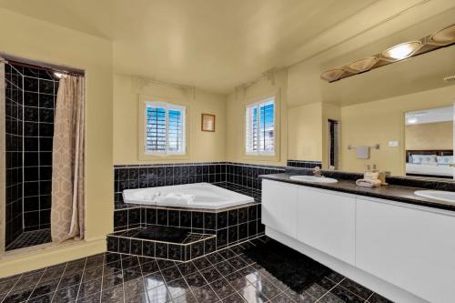 ミシサガにあるIndividual Bedroom - Homey Queen Retreat with Kitchen and Living Room in Shared Homeのバスルーム(バスタブ、大きな鏡付)