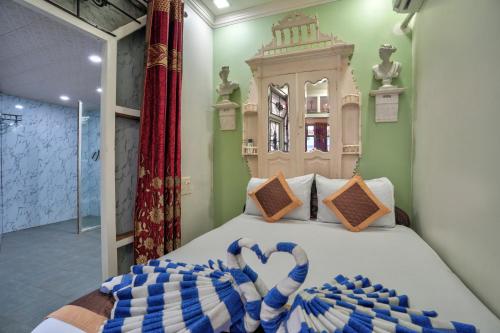 Un pat sau paturi într-o cameră la Lacasita Villas & Cottages near Anjuna Beach & Shiva Valley