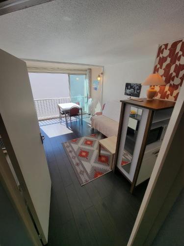 un salon avec un canapé et une table dans l'établissement Charmant appartement type T2 proche de la mer, au Grau-du-Roi