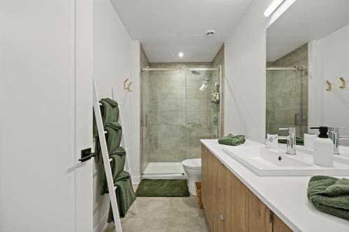 uma casa de banho com um lavatório, um WC e um chuveiro em Verbier by Tremblant Platinum em Mont-Tremblant
