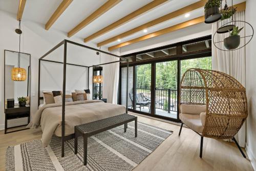 um quarto com uma cama e uma cadeira em Verbier by Tremblant Platinum em Mont-Tremblant