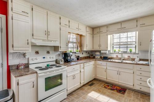 Η κουζίνα ή μικρή κουζίνα στο Furnished Deck and Fire Pit Greeneville Home!