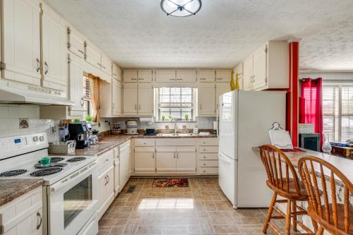 Η κουζίνα ή μικρή κουζίνα στο Furnished Deck and Fire Pit Greeneville Home!