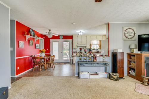 Η κουζίνα ή μικρή κουζίνα στο Furnished Deck and Fire Pit Greeneville Home!