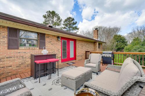 Μπαλκόνι ή βεράντα στο Furnished Deck and Fire Pit Greeneville Home!