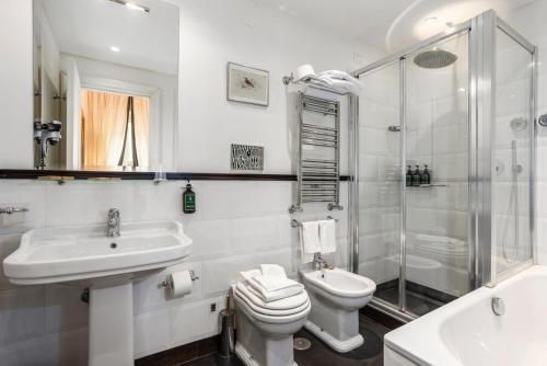 a bathroom with a sink and a toilet and a shower at Relais Donna Lucrezia in Rome