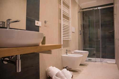 Ένα μπάνιο στο YOUR HOUSE ROOMS 3