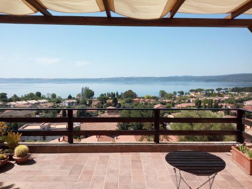- Balcón con vistas al lago en B&B Vigna Rosa, en Trevignano Romano