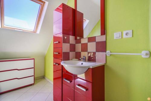 une salle de bain avec un lavabo et un miroir dans l'établissement Maison agréable 6 pers à l'Ile Grande, proche plages en PLEUMEUR-BODOU REF-268, à Pleumeur-Bodou