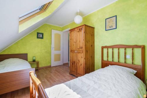 - une chambre avec 2 lits et un grenier dans l'établissement Maison agréable 6 pers à l'Ile Grande, proche plages en PLEUMEUR-BODOU REF-268, à Pleumeur-Bodou