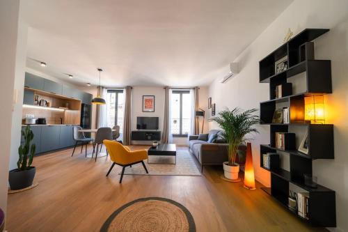 un salon avec un canapé et une table dans l'établissement L'Hédoniste, Elégant T2, Clim, Centre Ville, à Montpellier