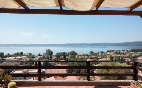 desde el balcón de una casa con vistas al lago en B&B Vigna Rosa, en Trevignano Romano