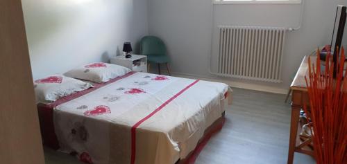 une chambre avec un lit, une table et une fenêtre dans l'établissement Appartement léonard, à Châtelaillon-Plage