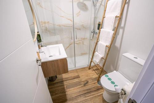 een badkamer met een douche, een toilet en een wastafel bij Complejo Roma in Aldeanueva del Camino