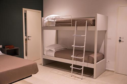 Ένα ή περισσότερα κρεβάτια σε δωμάτιο στο YOUR HOUSE ROOMS 3
