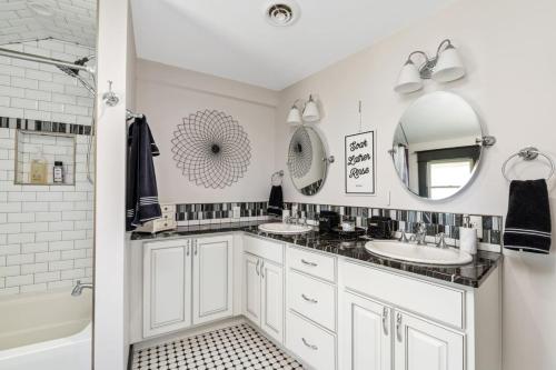 達文波特的住宿－Lively Mansion of Davenport，白色的浴室设有两个盥洗盆和镜子