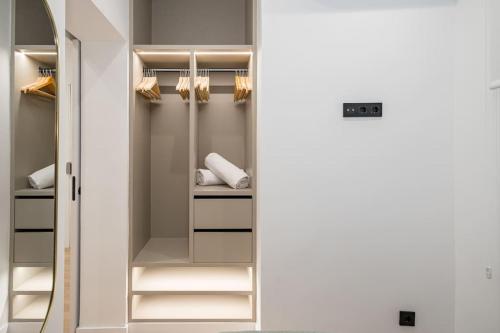ein Ankleidezimmer mit einem Spiegel und einem Schrank in der Unterkunft Luxury flat Mayor II in Madrid