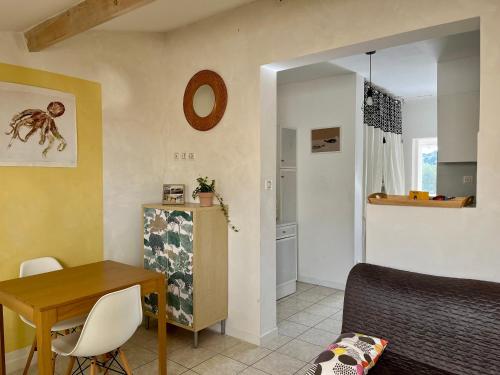 un salon avec une table et une salle à manger dans l'établissement Cabanon Sur L eau, à Ensuès-la-Redonne