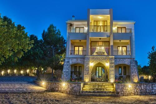 un edificio con luces delante de él por la noche en Unique Venetian Style Villa "Leniko" in Crete, en Atsipopoulo