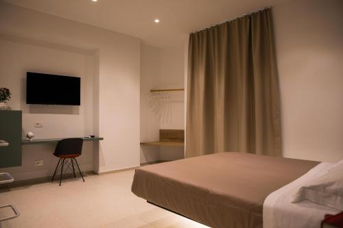 Μια τηλεόραση ή/και κέντρο ψυχαγωγίας στο YOUR HOUSE ROOMS 3
