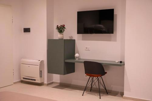 Μια τηλεόραση ή/και κέντρο ψυχαγωγίας στο YOUR HOUSE ROOMS 3