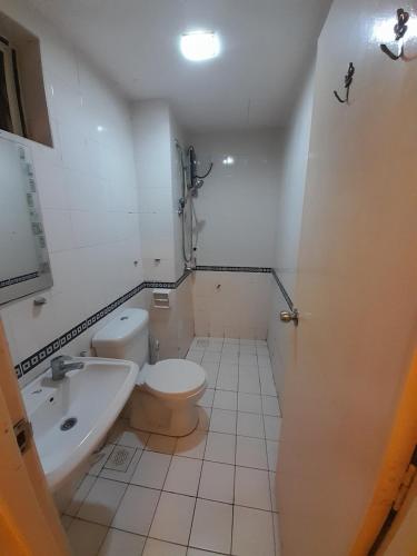 uma casa de banho com um WC e um lavatório em Maytower Homestay HJN em Kuala Lumpur