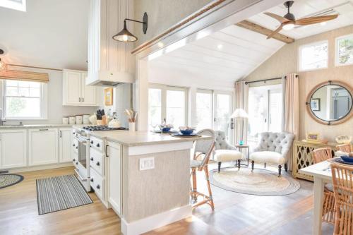 Η κουζίνα ή μικρή κουζίνα στο Designed for vacation Easy 0 3 mi walk to Grey Neck Beach