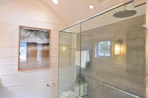 baño con ducha y puerta de cristal en Designed for vacation Easy 0 3 mi walk to Grey Neck Beach, en Harwich