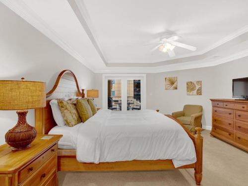 ein Schlafzimmer mit einem Bett, einer Kommode und einem Fenster in der Unterkunft Brass Rail 113 in Tybee Island