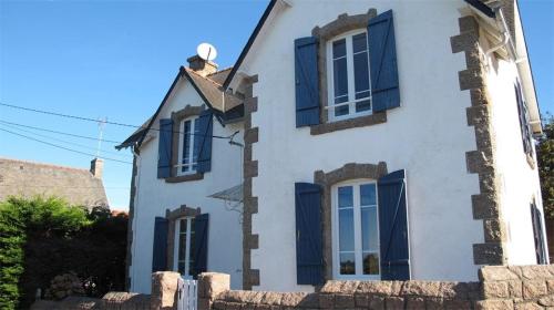 Photo de la galerie de l'établissement Maison VUE MER 3 étoiles avec WIFI à PLOUMANAC'H - Ref 329, à Perros-Guirec