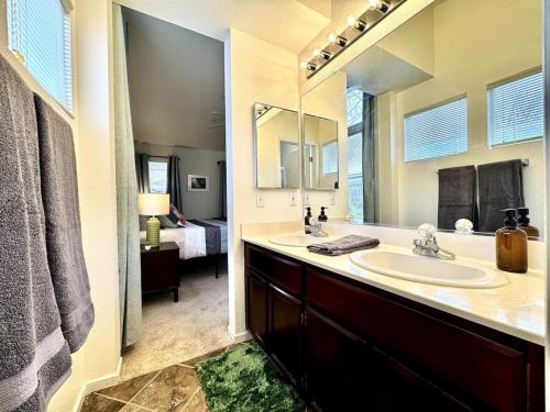 a bathroom with two sinks and a large mirror at King Bed Retreat, Pet-Friendly, Rancho Cordova in Rancho Cordova