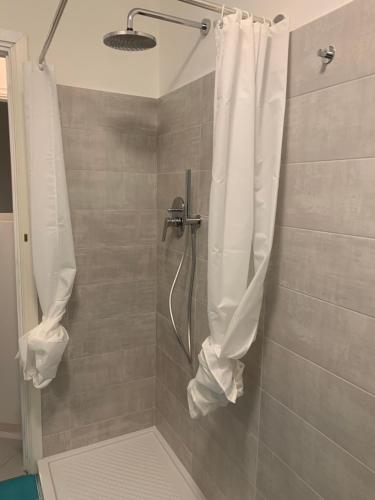 y baño con ducha y cortina de ducha. en Columbus Apartment, en Chiavari
