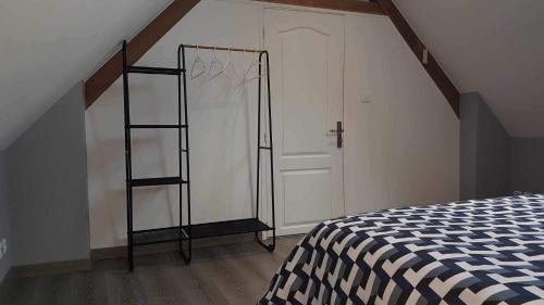 Cette chambre comprend un lit et une porte blanche. dans l'établissement JADE ET JENA, à Bazicourt