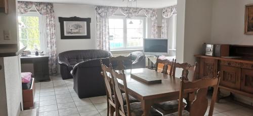 a living room with a table and a couch at Landhaus Wohnung in D 63667 Nidda, Gäßchen 8 Erdgeschoss rechts in Nidda