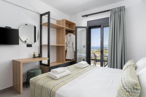 - une chambre avec un lit, un bureau et une fenêtre dans l'établissement Villa Etoile - With Heated Pool and Sauna, à Pigi